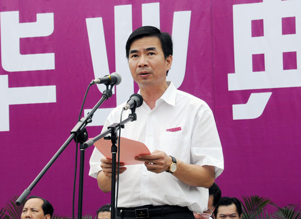 校长梁宏教授在典礼上致辞。