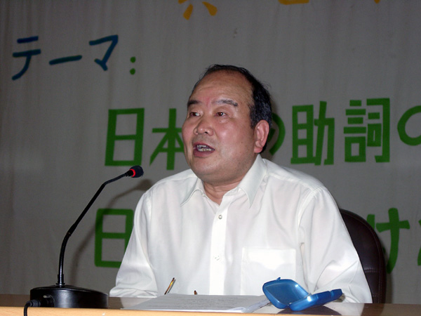 秦明吾教授在做报告。