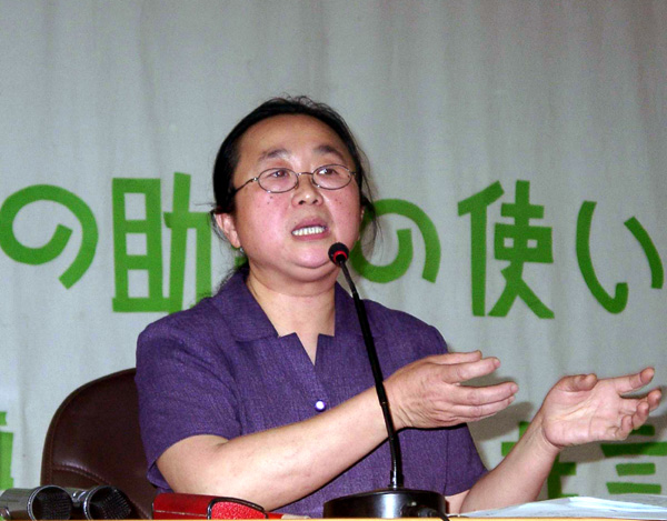 吴世平教授在做报告。