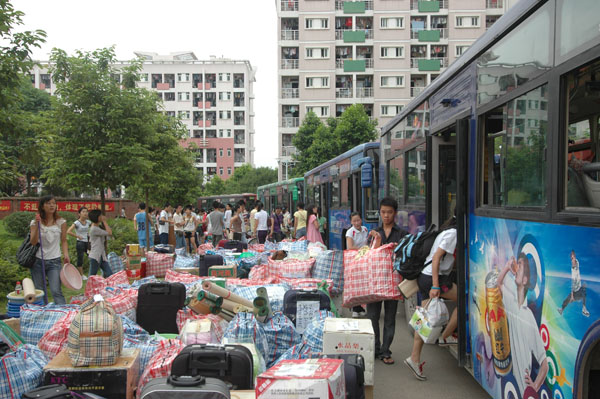 大学生公寓城内同学们出发前的情景。