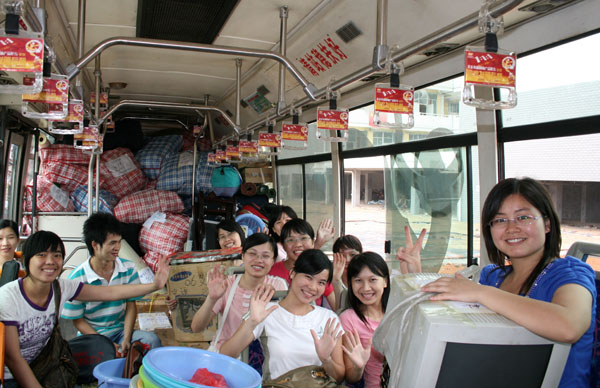 同学们快乐地奔赴新校区。