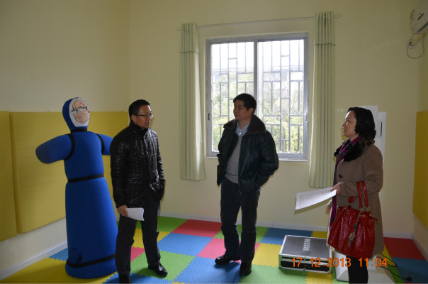 检查组实地查看心理咨询场地