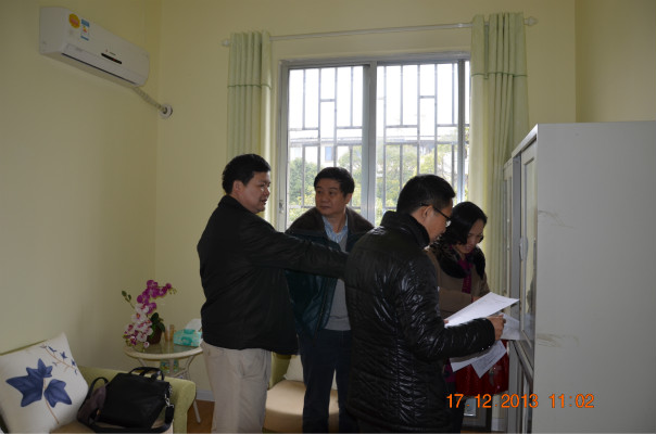 检查组查阅相关材料