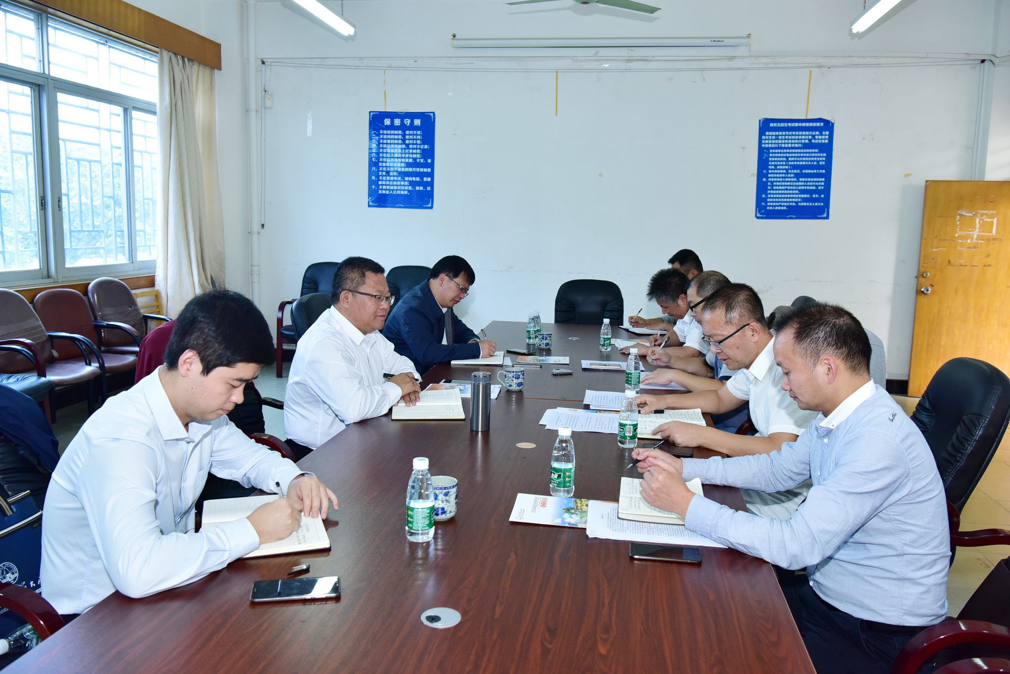校党委书记邓军到研究生院调研，与研究生院班子成员进行座谈交流9。.jpg