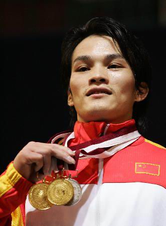 丘乐领取金牌。