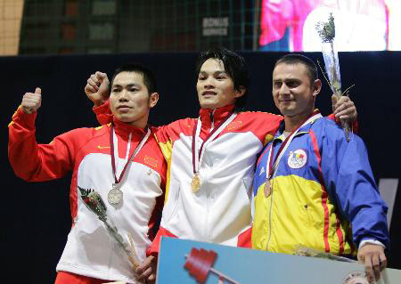 丘乐与亚军和季军合影。