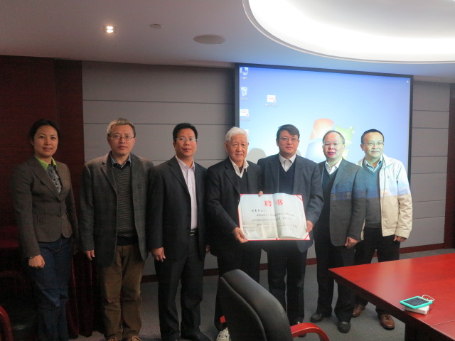 计亮年院士（左四）接受聘书