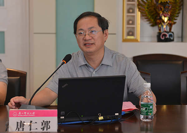 校党委副书记唐仁郭致欢迎辞（宣传部 王董 摄）