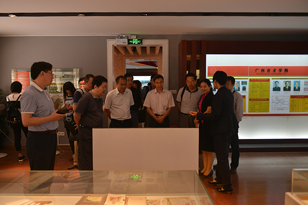 参观越南学校纪念馆（宣传部 王董 摄）