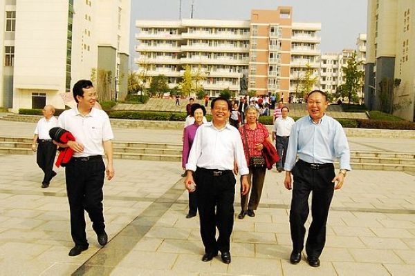 刘健斌副校长陪同校友参观校园(大学生记者团 裘文纬 摄)