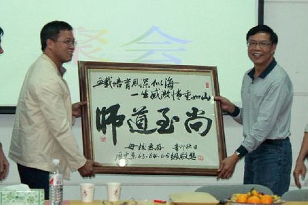 钟瑞添副校长代表学校接受校友赠礼（大学生记者团 李舒                    </div></div></article>
                    </div>
                    <div id=