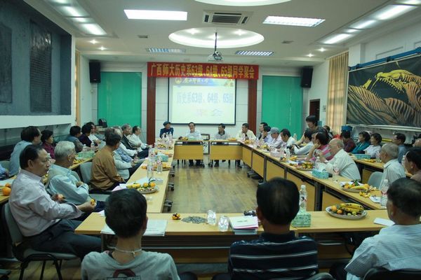 我校历史系63、64、65级校友共聚母校忆往昔(大学生记者团 李舒婷 摄)