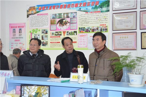 校长梁宏在水电中心了解后勤水电保障情况