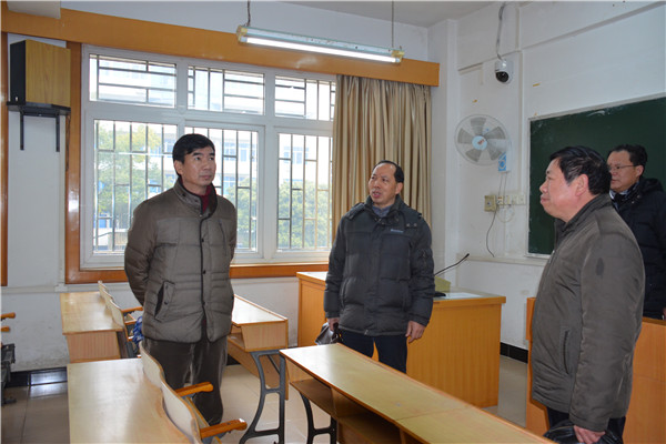 梁宏在理科综合楼教室 查看教室卫生打扫和多媒体设施情况，要求确保新学期课堂顺利开展