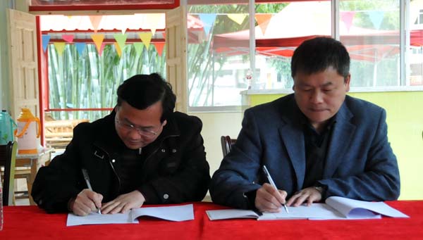 王源平副书记代表学校与学院代表签2011年计生工作目标管理责任书