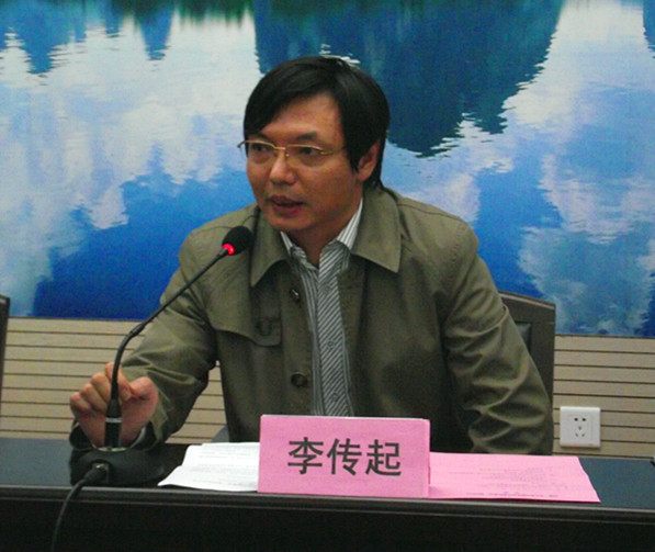 李传起副校长讲话，希望通过这次培训和今后的合作起到“三个桥梁”的作用