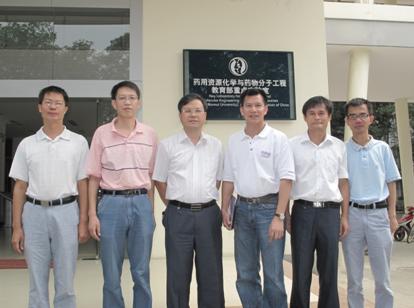 罗颂军博士（右三）在我校教育部重点实验室合影