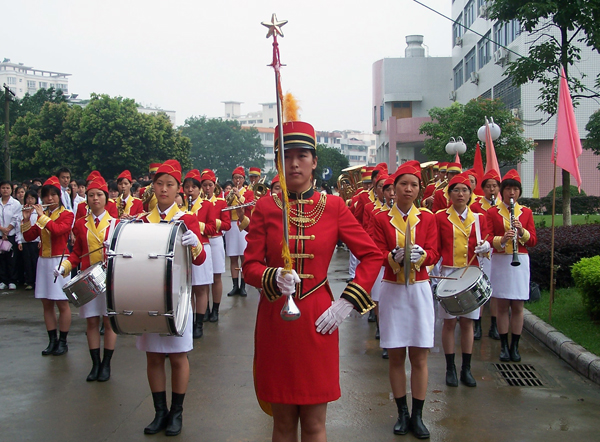 英姿飒爽的文学院管乐队在揭牌仪式上演奏。