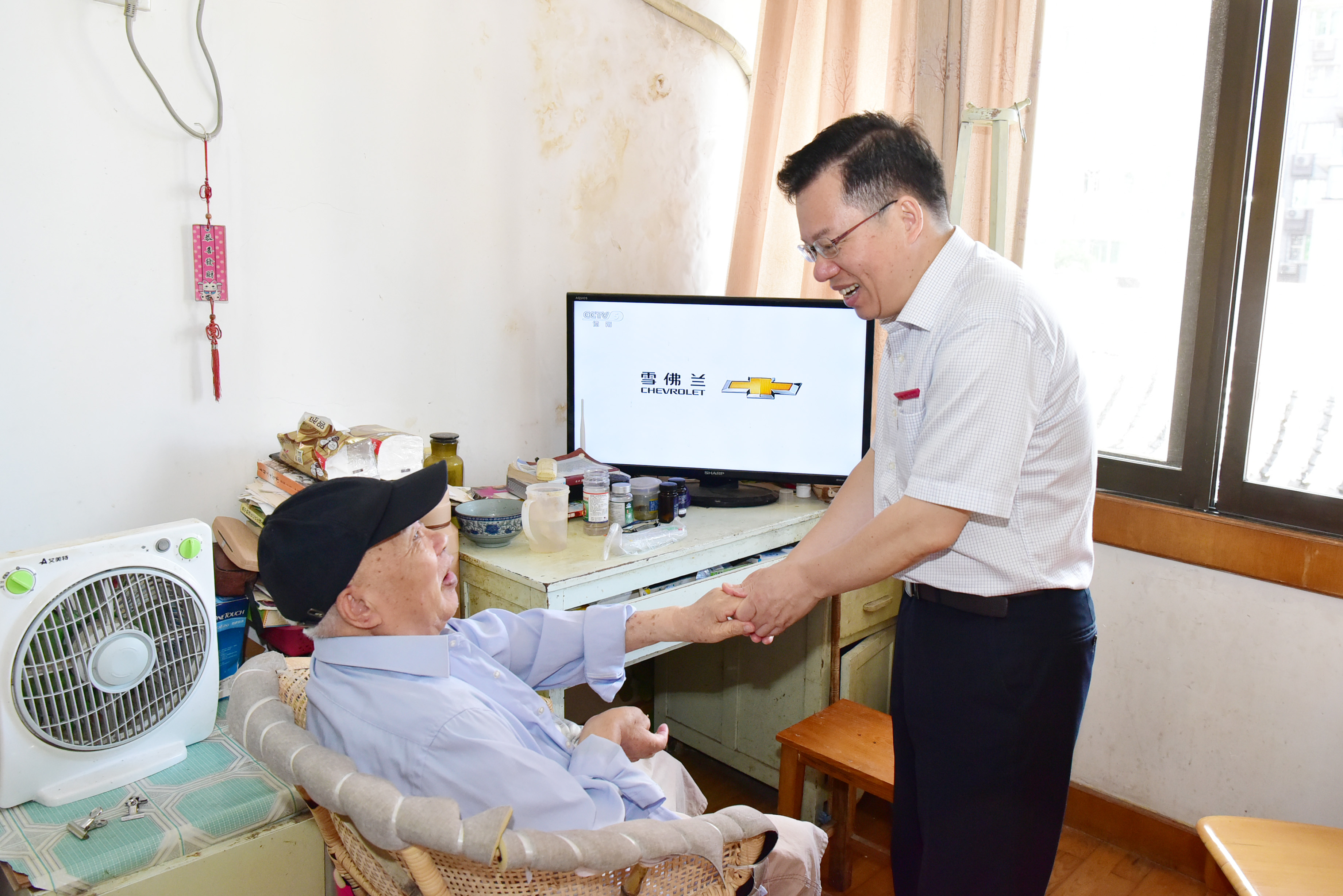 贺祖斌慰问了退休老教授梁怀爱.JPG
