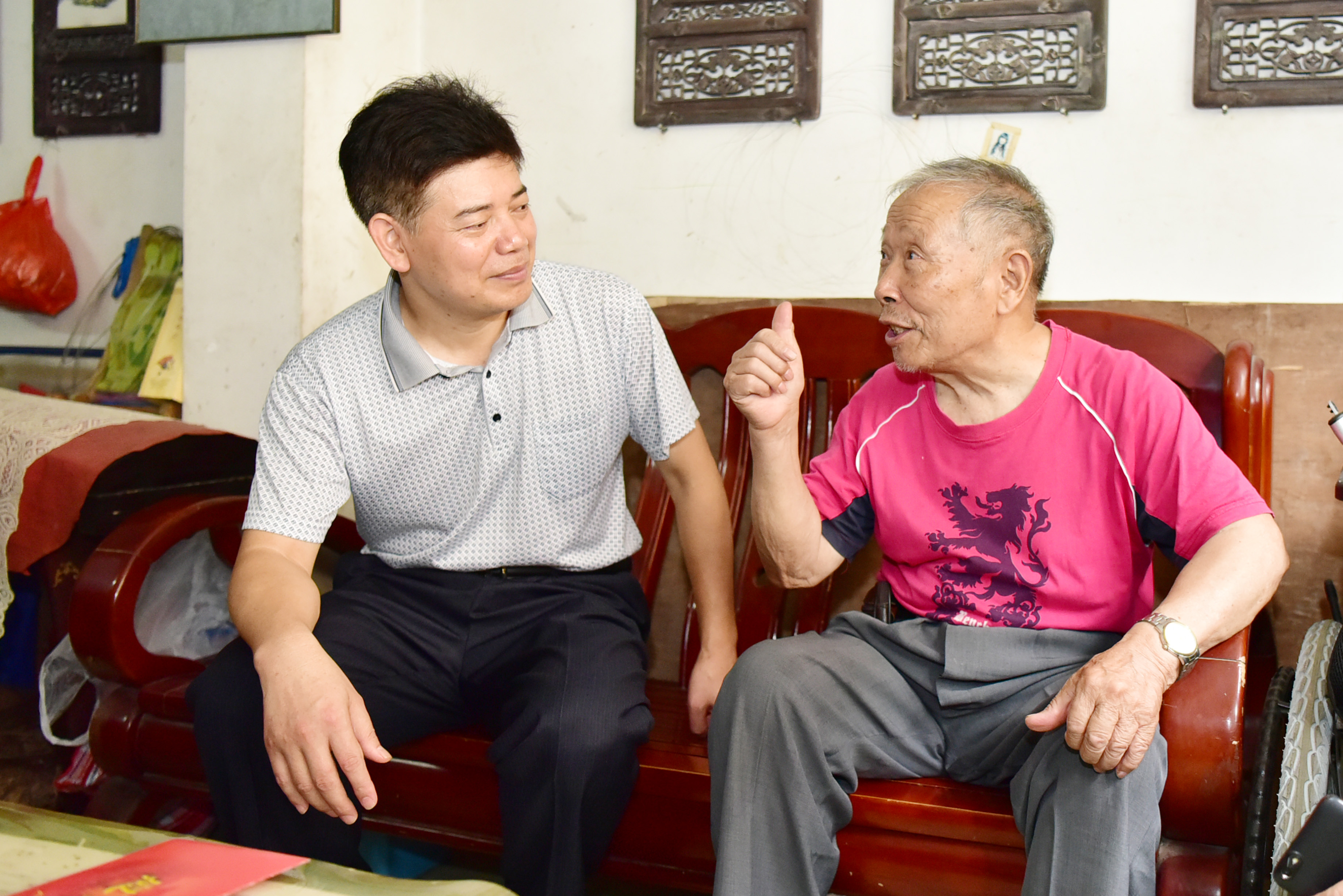 莫坷慰问了离休老干部汪国栋.JPG