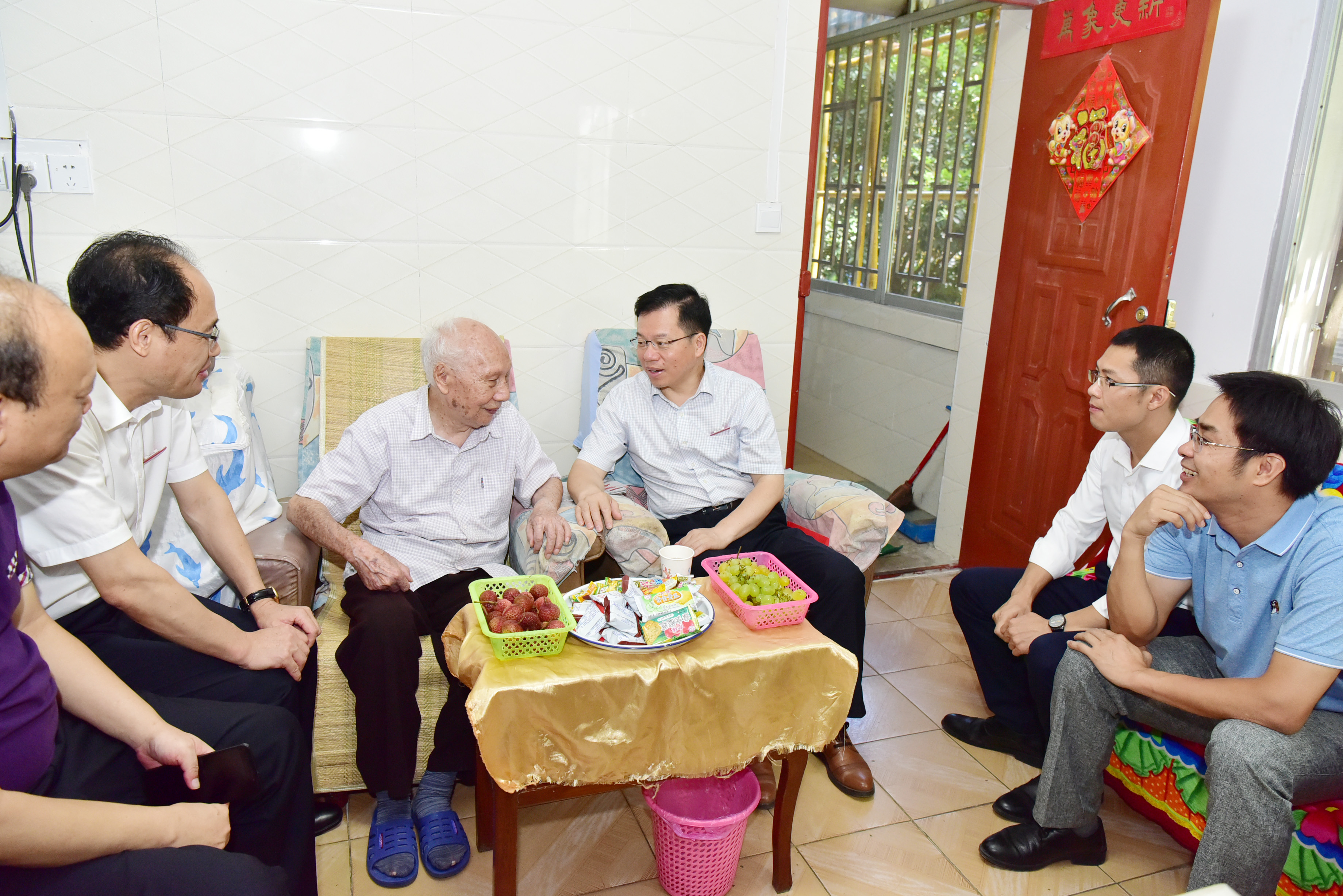 贺祖斌慰问了离休干部许玉胜.JPG