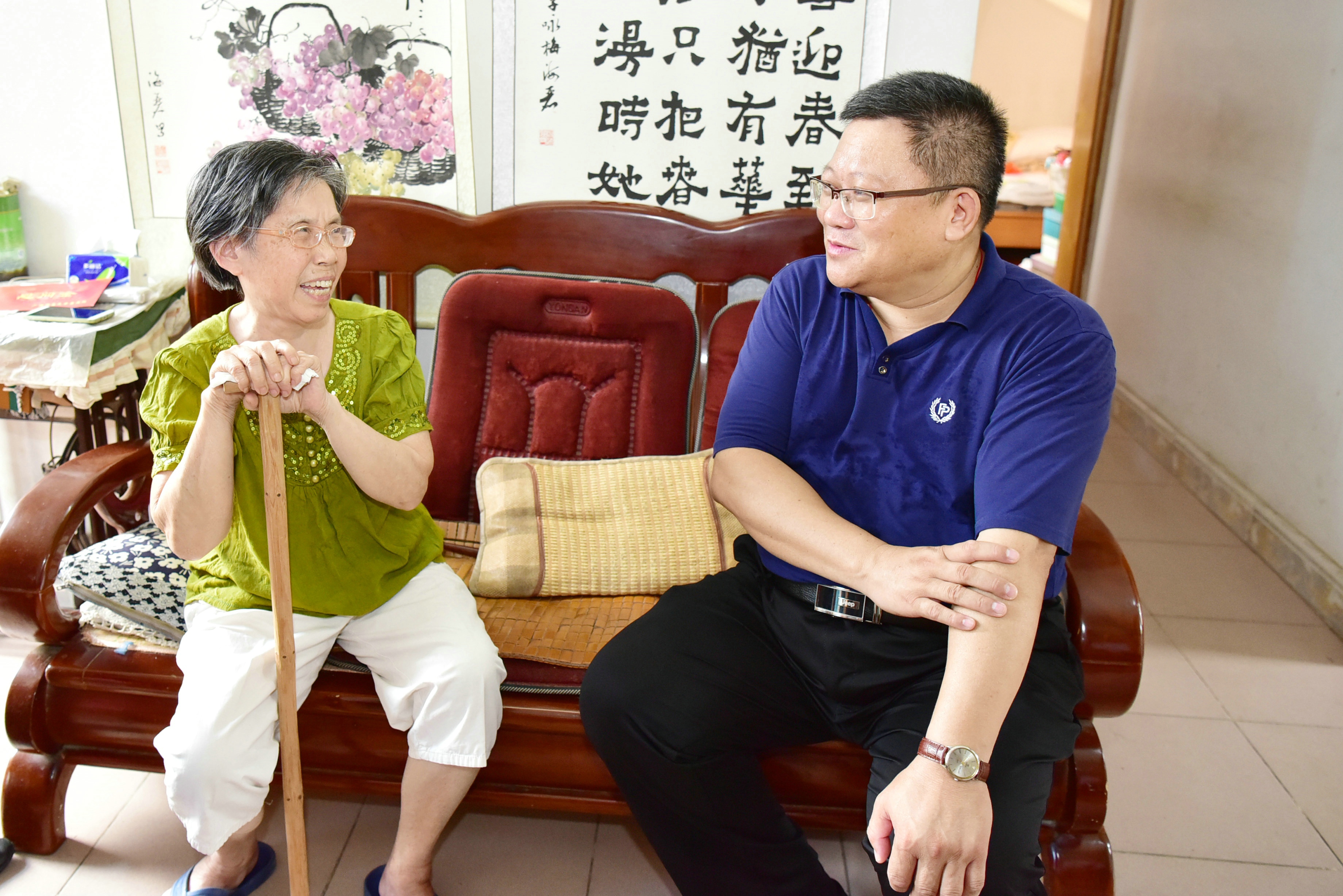 邓军慰问退休老同志廖海丽.JPG