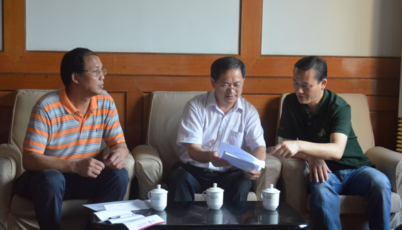 校党委副书记唐仁郭与多威代表交换意见