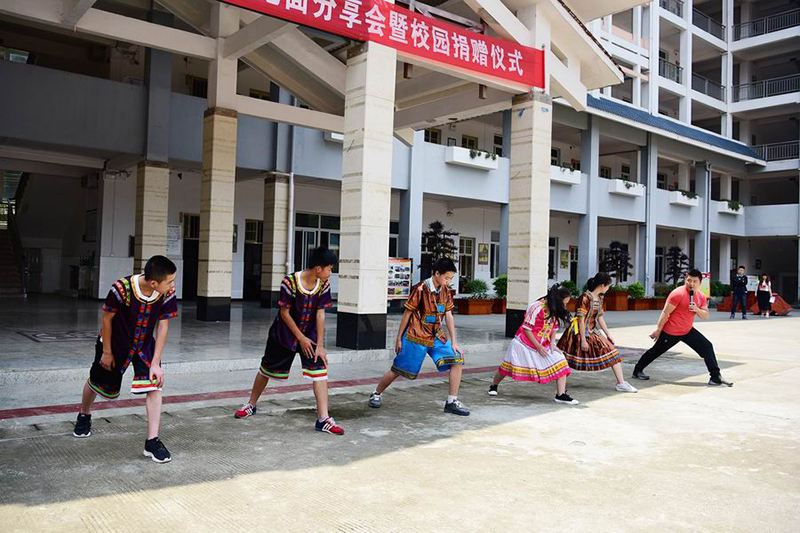陈一冰现场指导学生体育锻炼的要领（李显杨摄）.JPG