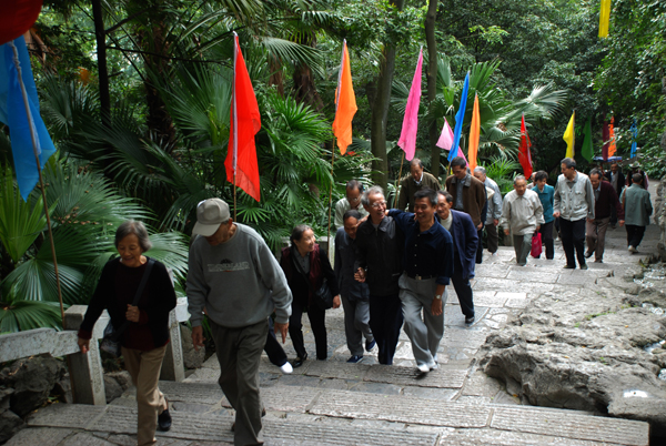 大家兴致勃勃的登山