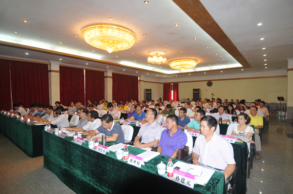 与会者听取校长报告