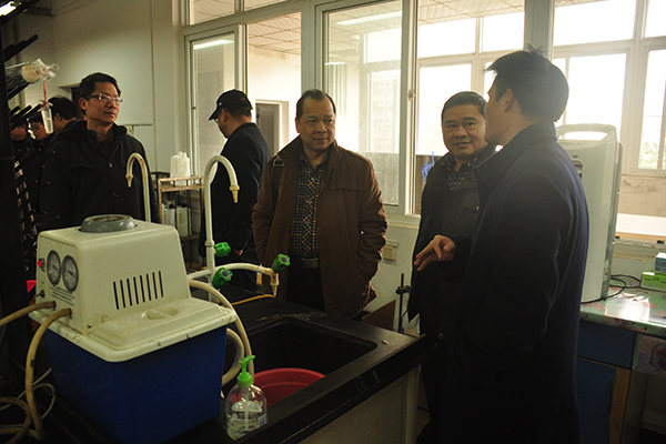 副校长白晓军一行到化药学院实验室进行安全检查（大学生通讯社 陈园园 张良波 谢小龙/摄）