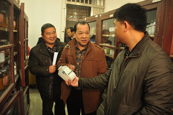 副校长白晓军检查实验室药品存放情况