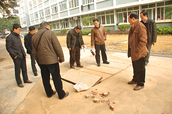 副校长白晓军查看校园内下水道防护板