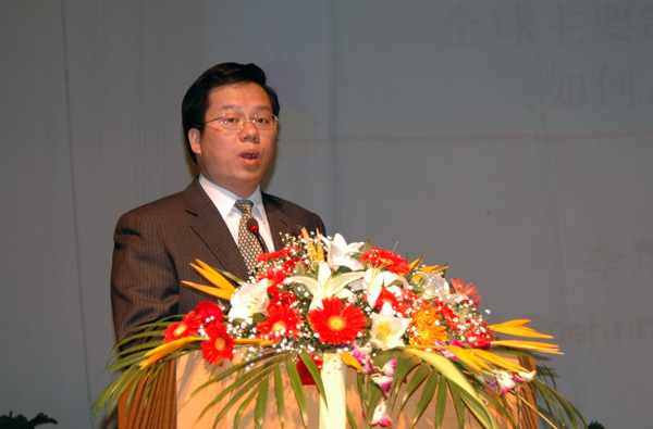 贺祖斌副校长主持报告会。