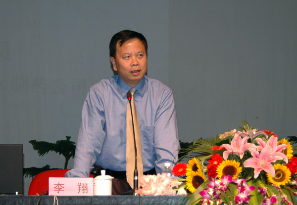 李翔教授正在做报告。