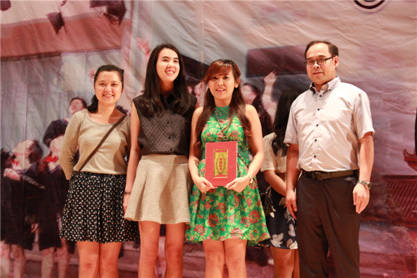 自治区教育厅国际合作与交流处罗耀光副处长与“中外师生看广西师大”视频大赛获奖者合影