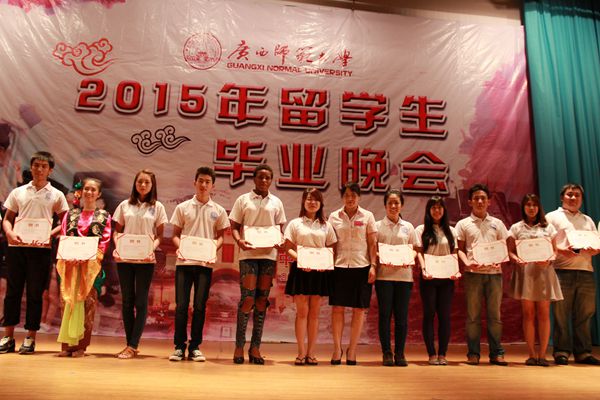 国际交流处负责人与留学生会会干合影