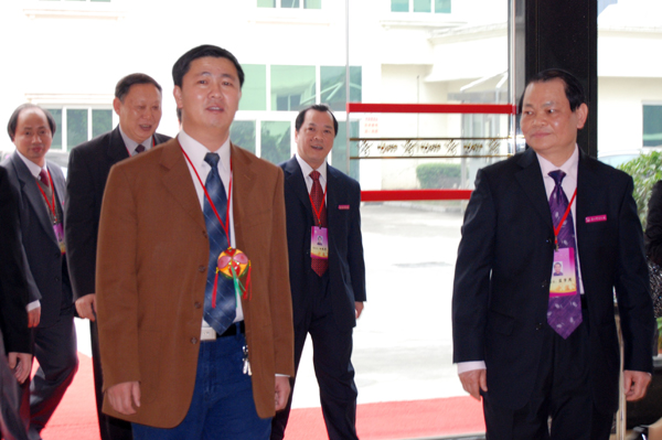 杨景海教授（左一）抵达宾馆。