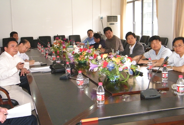 巫家世副市长(右三)一行听取建设进展介绍