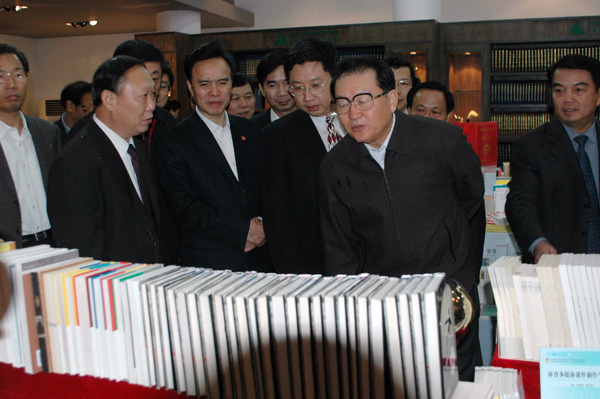 李长春在考察中询问出版社的改革情况。