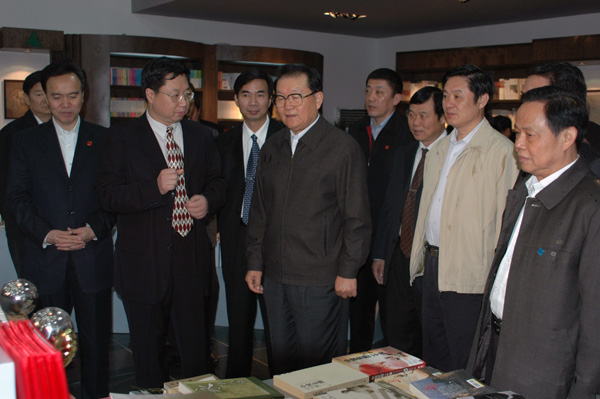 中共中央政治局常委李长春到我校出版社考察指导。