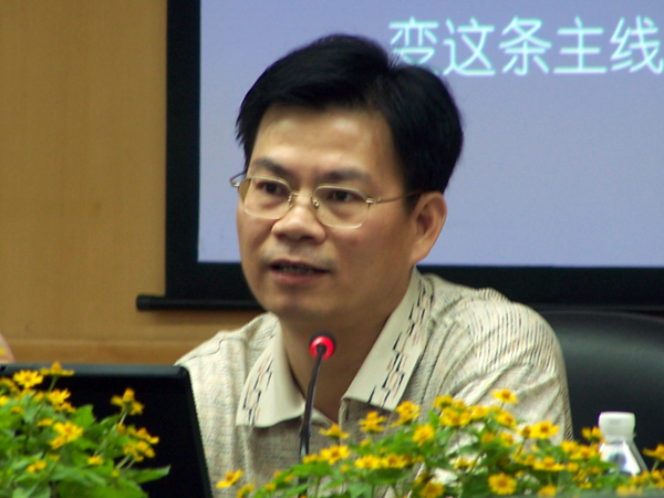 李昌华处长在做报告。