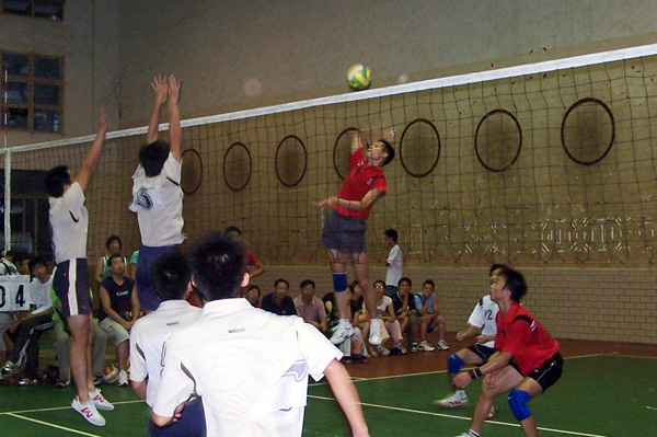 男子排球赛场上的争夺也相当激烈。