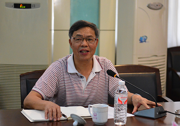 副校长钟瑞添主持座谈会