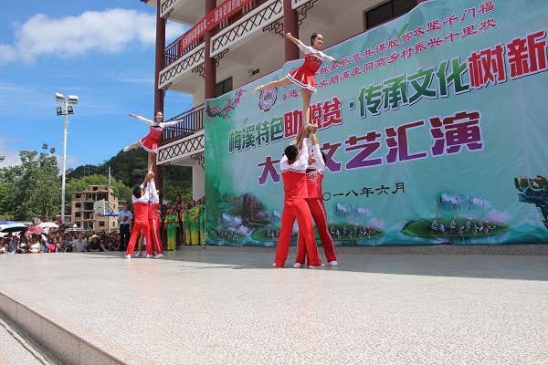 马龙啦啦队队员表演.JPG