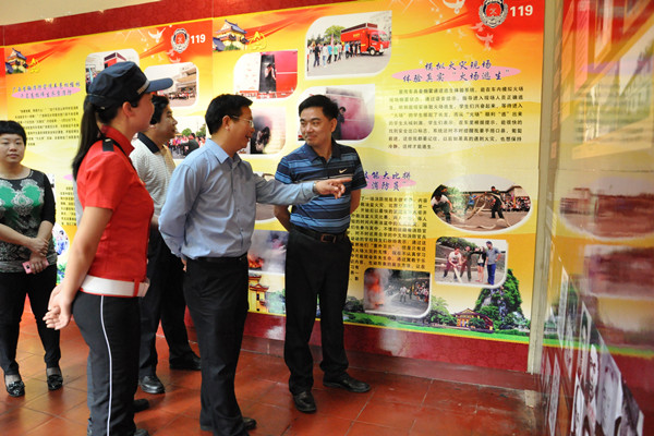 覃卫国副校长为雷进德处长介绍我校历史沿革