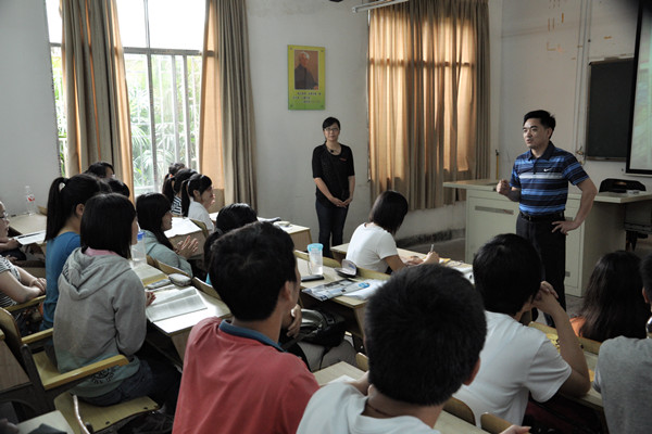 雷进德处长深入防火知识普及课堂指导防火工作（本文配图均由大学生通讯社 白丽群 摄）