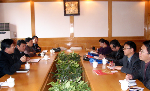 图为我校党委书记黄介山（左一）在座谈会上向喀什师院的客人介绍我校近年来的发展情况。