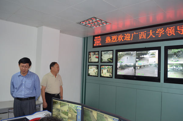 副校长刘健斌(右)陪同广西大学唐平秋副校长参观我校监控指挥中心