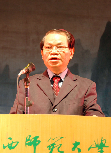 蓝常周副校长讲话。